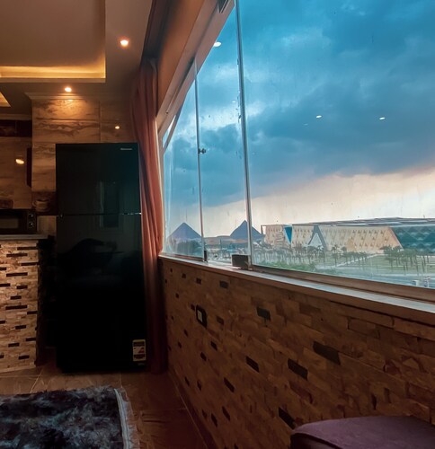 Deluxe apartment in a building with an elevator with amazing Pyramids view
