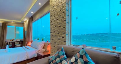 Deluxe apartment in a building with an elevator with amazing Pyramids view