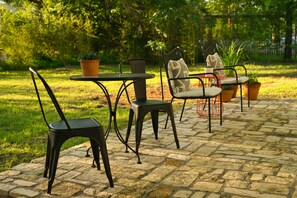 Outdoor dining - Hill Country Hickory House-Walk to Llano River & Downtown-Free Gym Access (Llano)