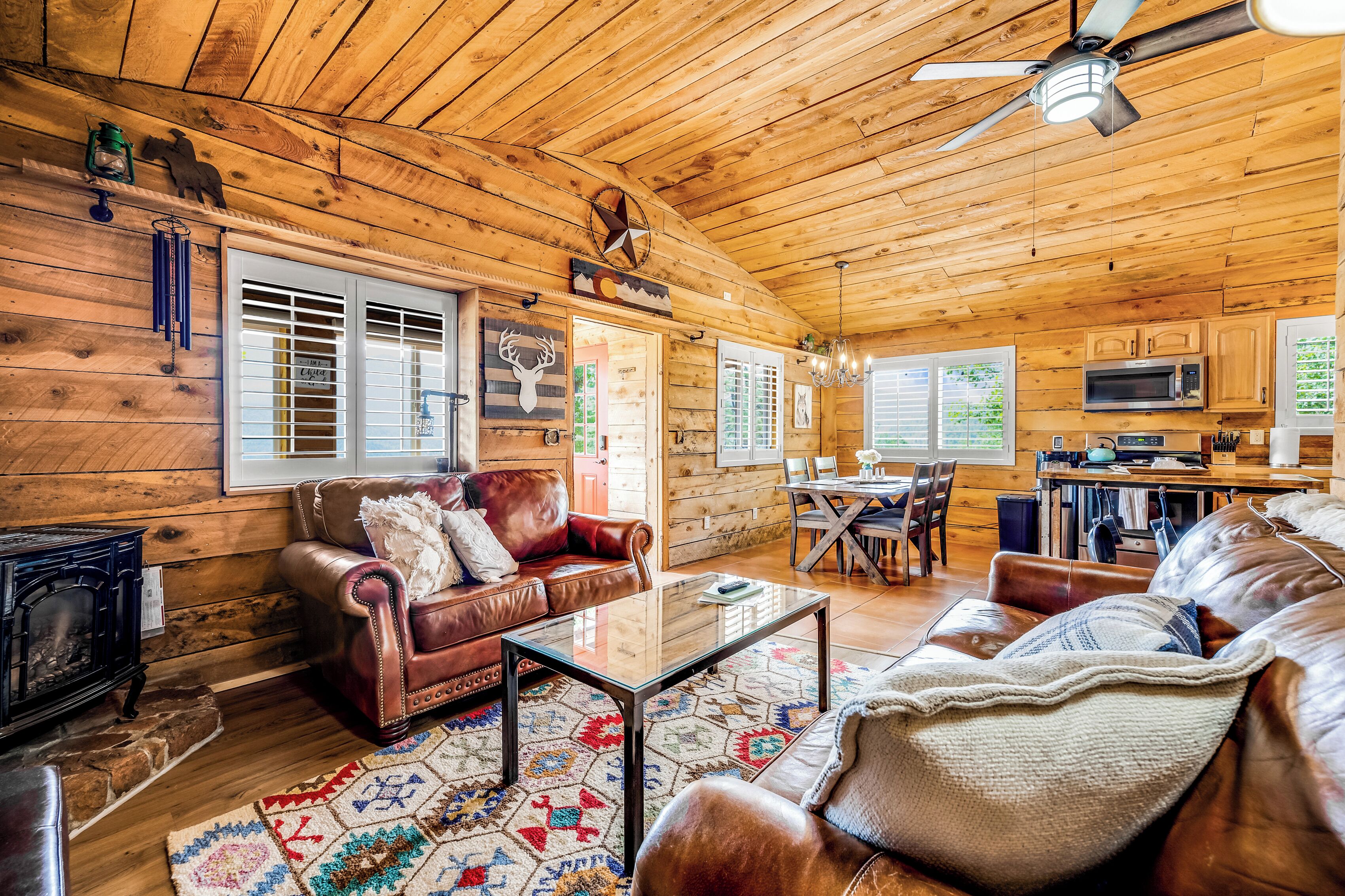 TV connectée, cheminée, lecteur de DVD