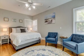 1 Schlafzimmer, Schreibtisch, Bügeleisen/Bügelbrett, Reisekinderbett