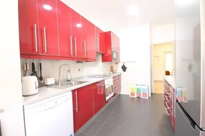 Fridge, microwave, oven, stovetop - Quinta das Conchas Flat by the Park (Lisboa)