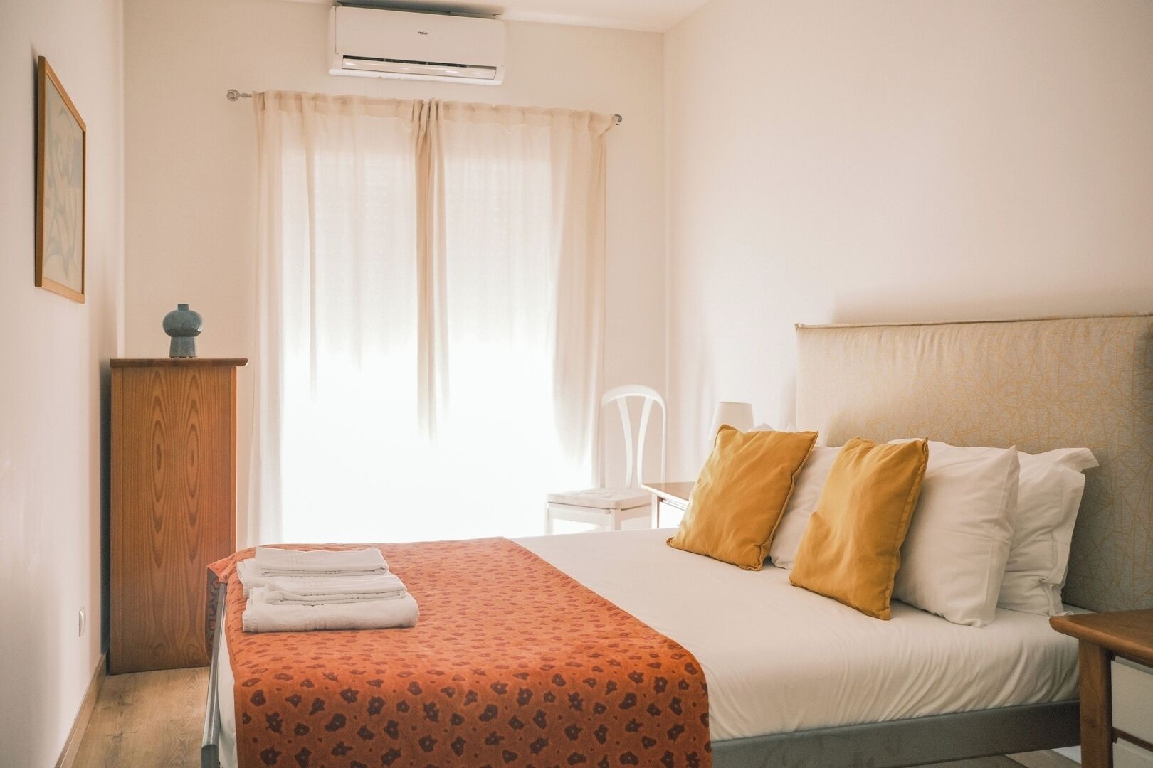 2 عدّة غرف نوم ومكواة/لوح كي وسرير سفر وواي فاي