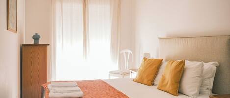 2 bedrooms, iron/ironing board, travel cot, WiFi