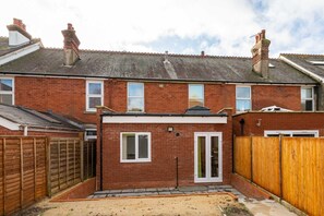 Exterior - Modern 4 Bed House-Perfect Getaway for Stonehenge! (Salisbury)