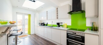 Modern 4 Bed House-Perfect Getaway for Stonehenge!