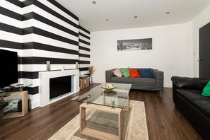 Smart TV, fireplace - Modern 4 Bed House-Perfect Getaway for Stonehenge! (Salisbury)