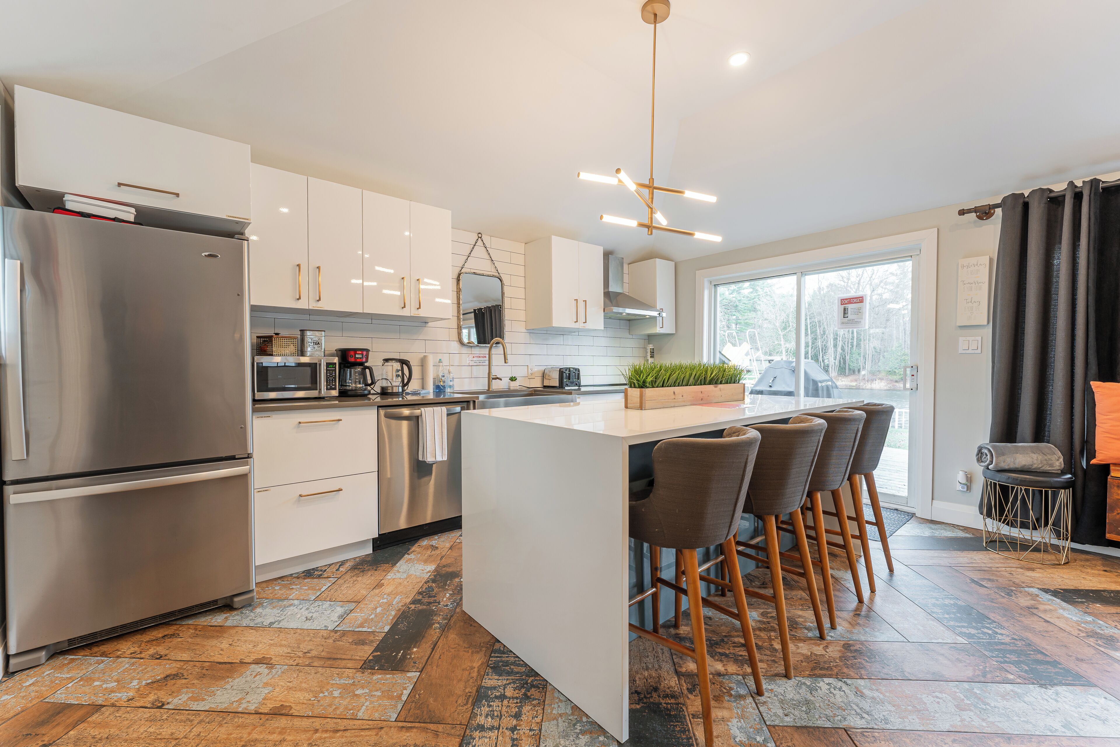 Réfrigérateur, four à micro-ondes, un four, surface de cuisson