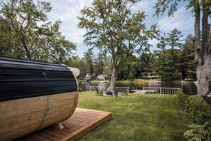 Property grounds - 🌊Waterfront Cottage w/ Dock, 🔥Hot Tub & Sauna | Fishing & Boating | Sleeps 8 (Washago)