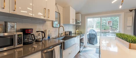 Réfrigérateur, four à micro-ondes, un four, surface de cuisson