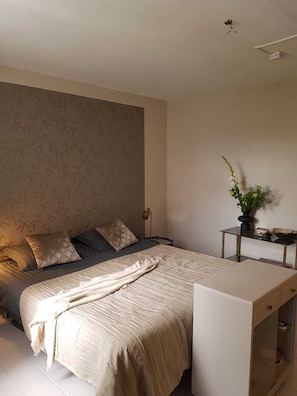 1 bedroom, iron/ironing board, travel cot, WiFi