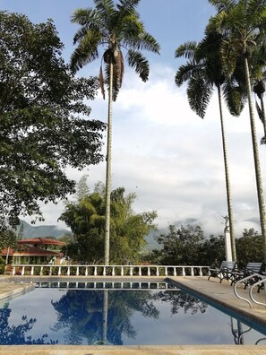 Una piscina al aire libre