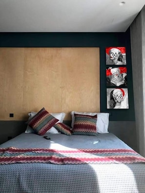 Design-sviitti, 1 suuri parisänky, tupakointi kielletty, kaupunkinäköala | 1 makuuhuone, egyptinpuuvillaiset lakanat, ylelliset vuodevaatteet