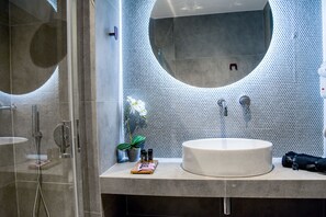 Design Suite, 1 King Bed, Non Smoking, City View | Bathroom | Shower, hydromassage showerhead, designer toiletries, hair dryer - Central 44 Wow Casual Suite (Athens)