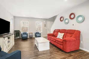 Smart TV - Harbor Hideaway - 3 bedroom cottage. (South Haven)