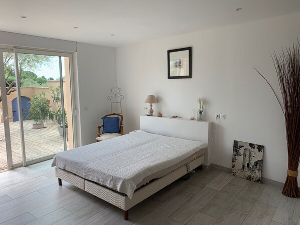3 chambres, fer et planche à repasser, lit de bébé portatif