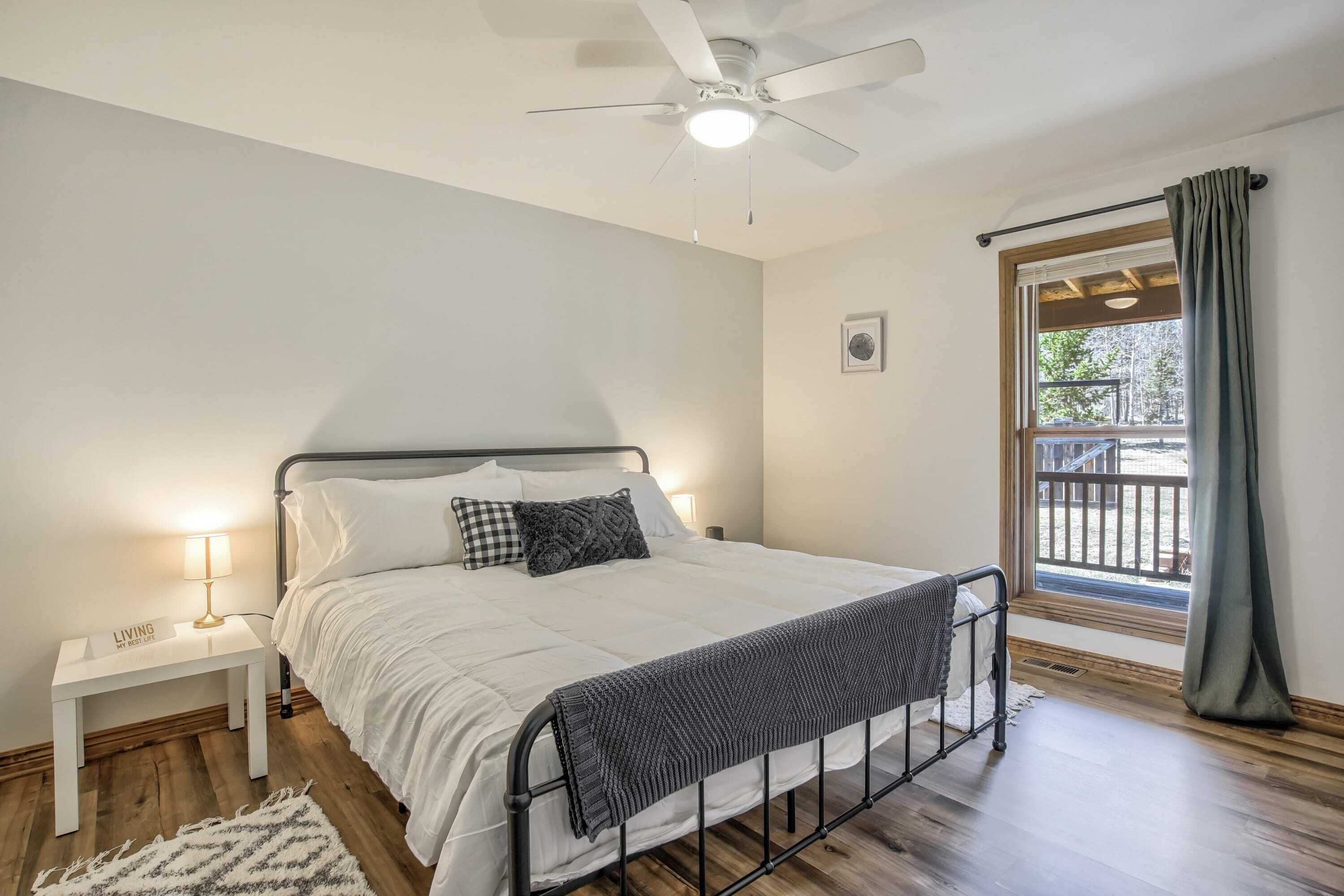 Quiet 3BR Cabin w Peak View & Hot Tub near Cripple Creek