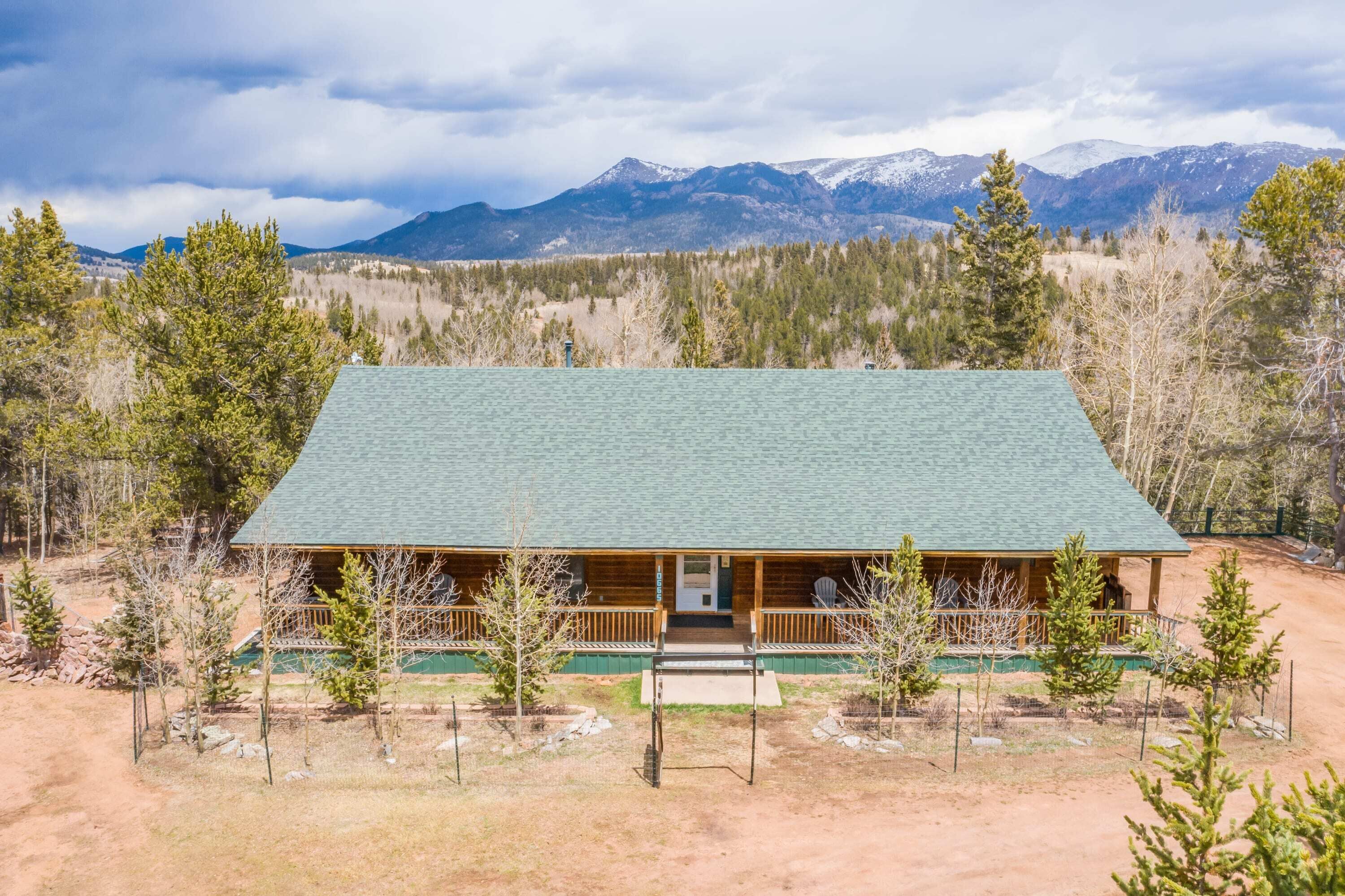 Quiet 3BR Cabin w Peak View & Hot Tub near Cripple Creek