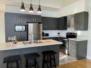 Réfrigérateur, four à micro-ondes, un four, surface de cuisson