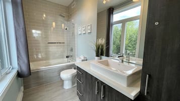 Ensemble baignoire-douche, séchoir à cheveux, serviettes fournies, savon