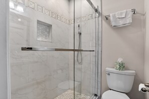 Duschwanne, Regendusche, Haartrockner, Handtücher