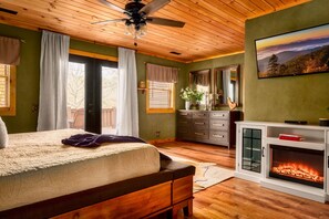 5 bedrooms, iron/ironing board, travel crib, free WiFi - Spacious 4000sf valley home w/ fire pit & theater (Sevierville)