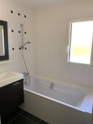 Ensemble douche/baignoire, sĂšche-cheveux, serviettes fournies