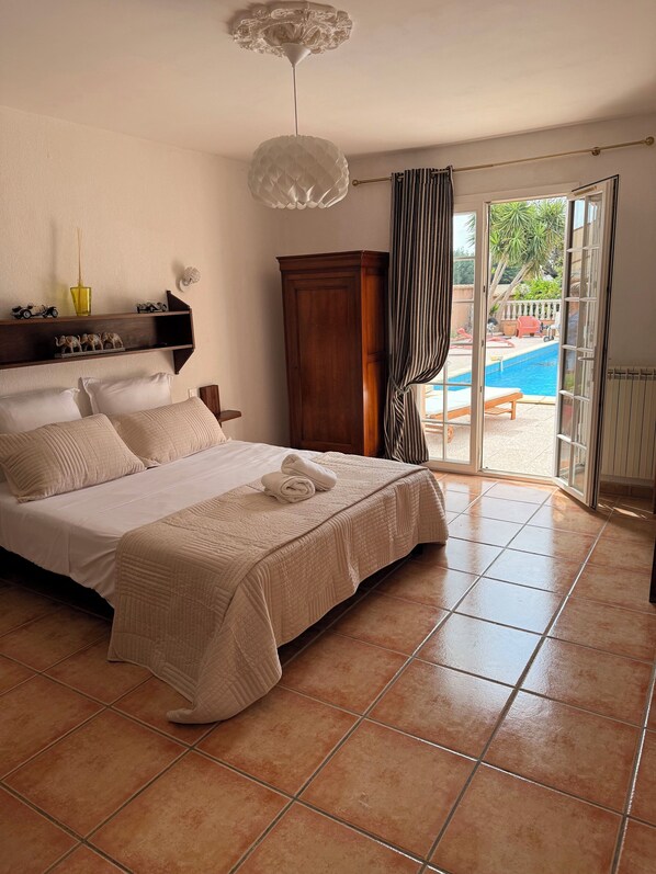 5 bedrooms, iron/ironing board, free WiFi, bed sheets