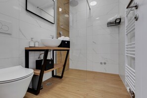 Douche, sèche-cheveux, serviettes fournies, savon