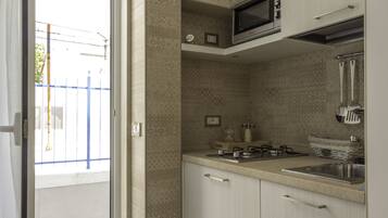 Geladeira, fogão, cooktop, cadeirão de bebê