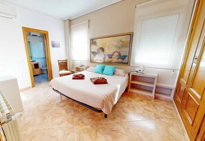 6 Schlafzimmer, Schreibtisch, schallisolierte Zimmer