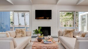 House, Multiple Beds (Elegant in East Hampton) | Living room