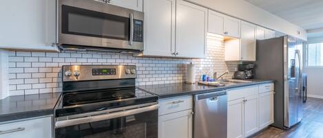 ثلاجة، ميكروويف، فرن، غسالة أطباق