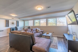 TV, fireplace