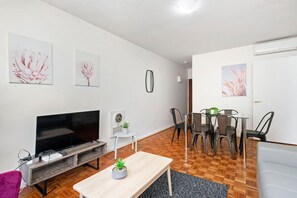 TV - Domi Rentals - The Cozy Balaclava (St Kilda East)