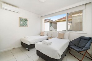2 bedrooms, desk, iron/ironing board, travel cot - Domi Rentals - The Cozy Balaclava (St Kilda East)