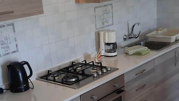 KĂŒhlschrank, Mikrowelle, Ofen, Herdplatte