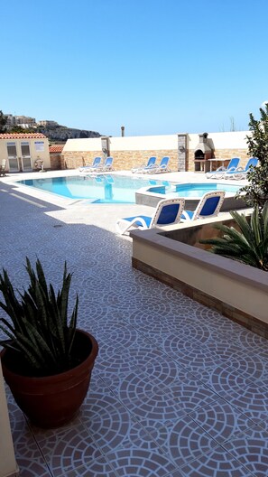 Outdoor pool - Superb & comfortable 2-bedroom villa apt sleeps 5, swimming pool, AC/WiFi (Il-Mellieħa)