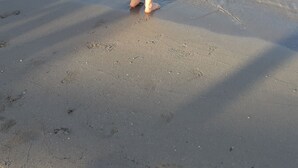 A child walking on a sandy beach with calm water and boats in the distance. - Superb & comfortable 2-bedroom villa apt sleeps 5, swimming pool, AC/WiFi (Il-Mellieħa)