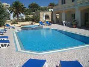 Outdoor pool - Superb & comfortable 2-bedroom villa apt sleeps 5, swimming pool, AC/WiFi (Il-Mellieħa)