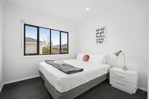 4 bedrooms, desk, iron/ironing board, travel crib - Domi Rentals - The Browns Residence (Clayton)