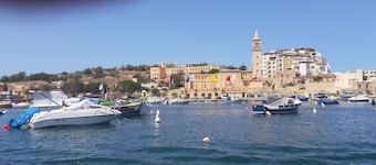 Comfortable,1 bedroom apt sleep 2/3 persons with AC, swimming pool, & Wi-Fi.