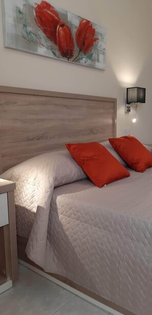 1 bedroom, in-room safe, iron/ironing board, travel cot - Comfortable,1 bedroom apt sleep 2/3 persons with AC, swimming pool, & Wi-Fi. (Il-Mellieha)