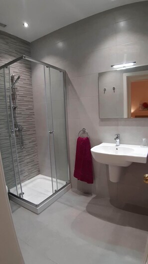 Shower, hair dryer, towels, soap - Comfortable,1 bedroom apt sleep 2/3 persons with AC, swimming pool, & Wi-Fi. (Il-Mellieha)