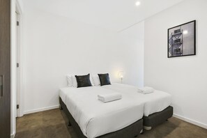 2 bedrooms, desk, iron/ironing board, travel cot - Domi Rentals - The Even Apartment (Carnegie)