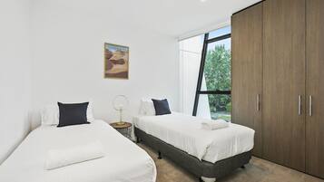 2 bedrooms, desk, iron/ironing board, travel crib