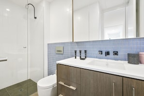 Hair dryer, towels - Domi Rentals - The Even Apartment (Carnegie)
