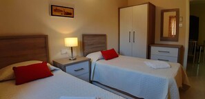 2 chambres, coffre-fort, fer et planche à repasser, lit de bébé portatif