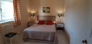 2 chambres, coffres-forts dans les chambres, fer et planche à repasser