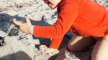 Ubicación cercana a la playa y tumbonas